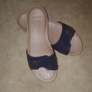 Sandal Crocs. Size 7.   Wrong size.